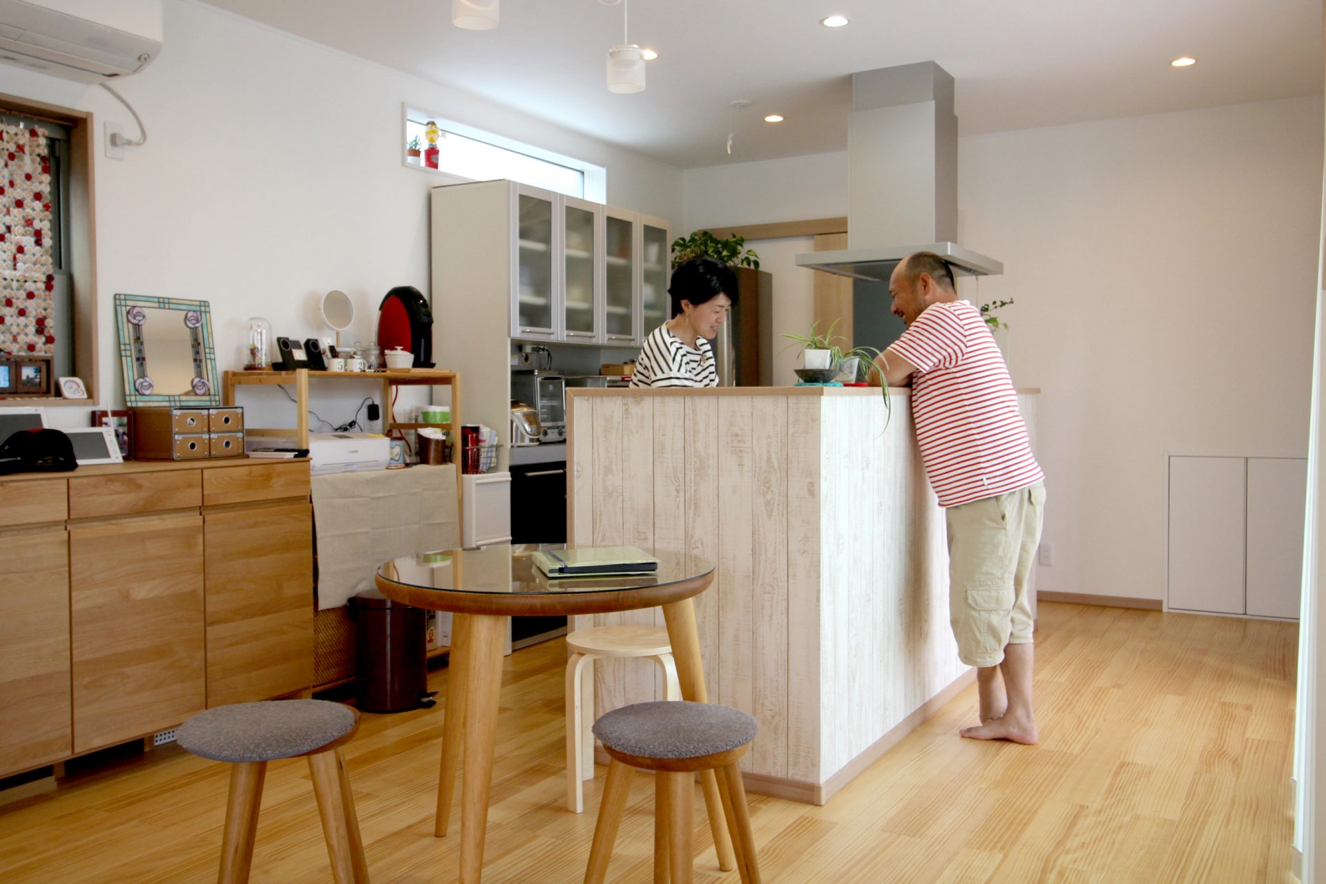 中庭からの光で満ちる大屋根の家05