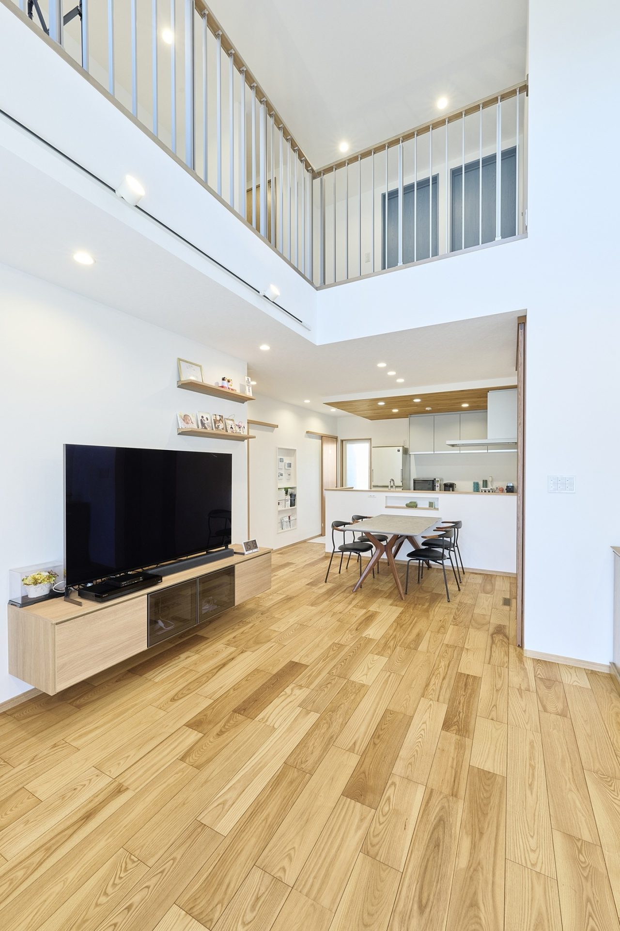 家族の笑顔を生む大屋根の”平屋風”住宅04